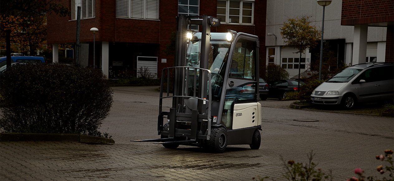 SC heftruck met stalen cabine en rijverlichtingspakket